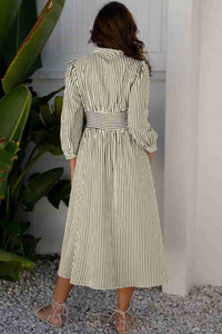 Robe midi rayée vert et blanc, vue de dos, taille haute ceinturée, manches 3/4.