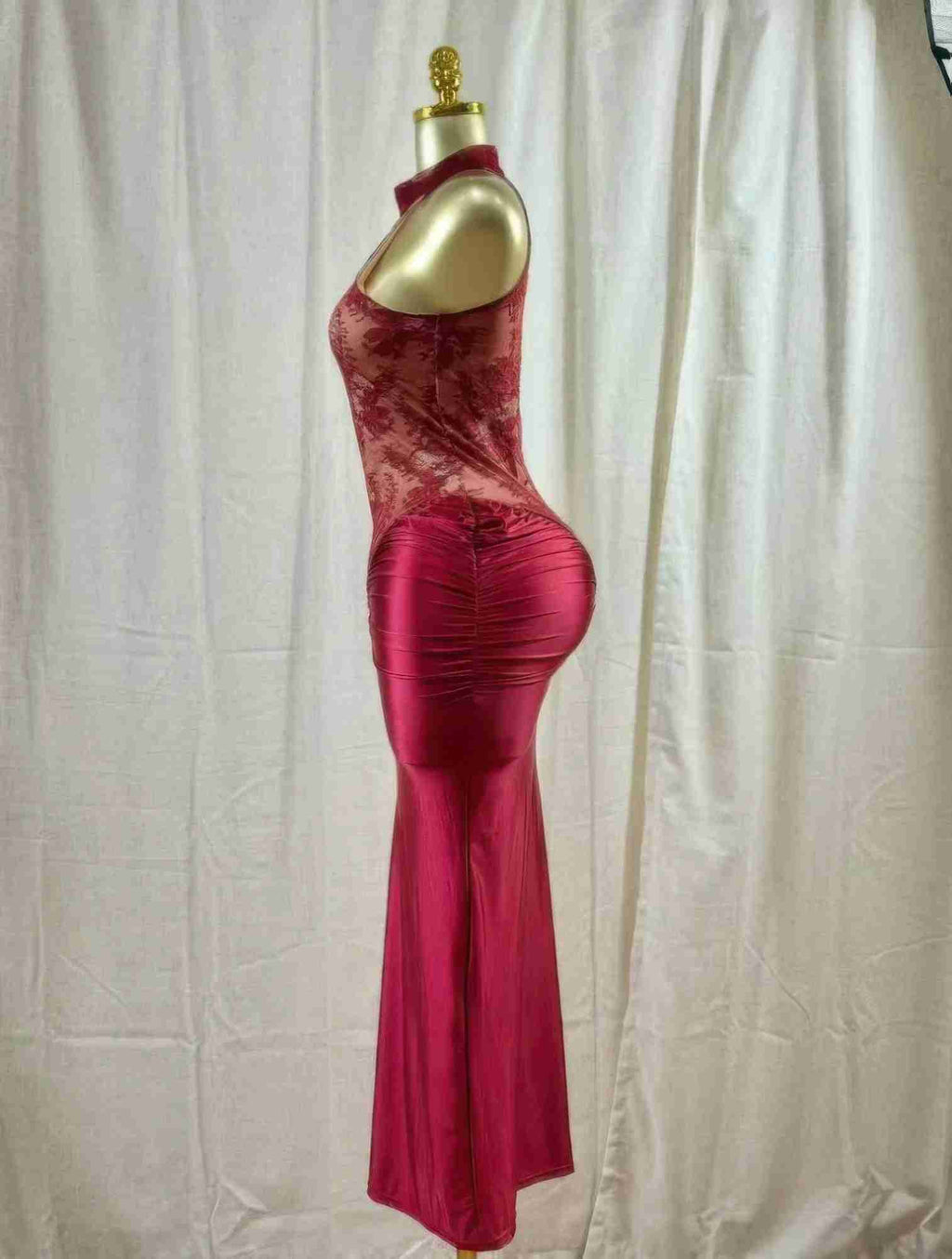 Robe midi cramoisi, dentelle florale au dos, silhouette sablier à empiècements.