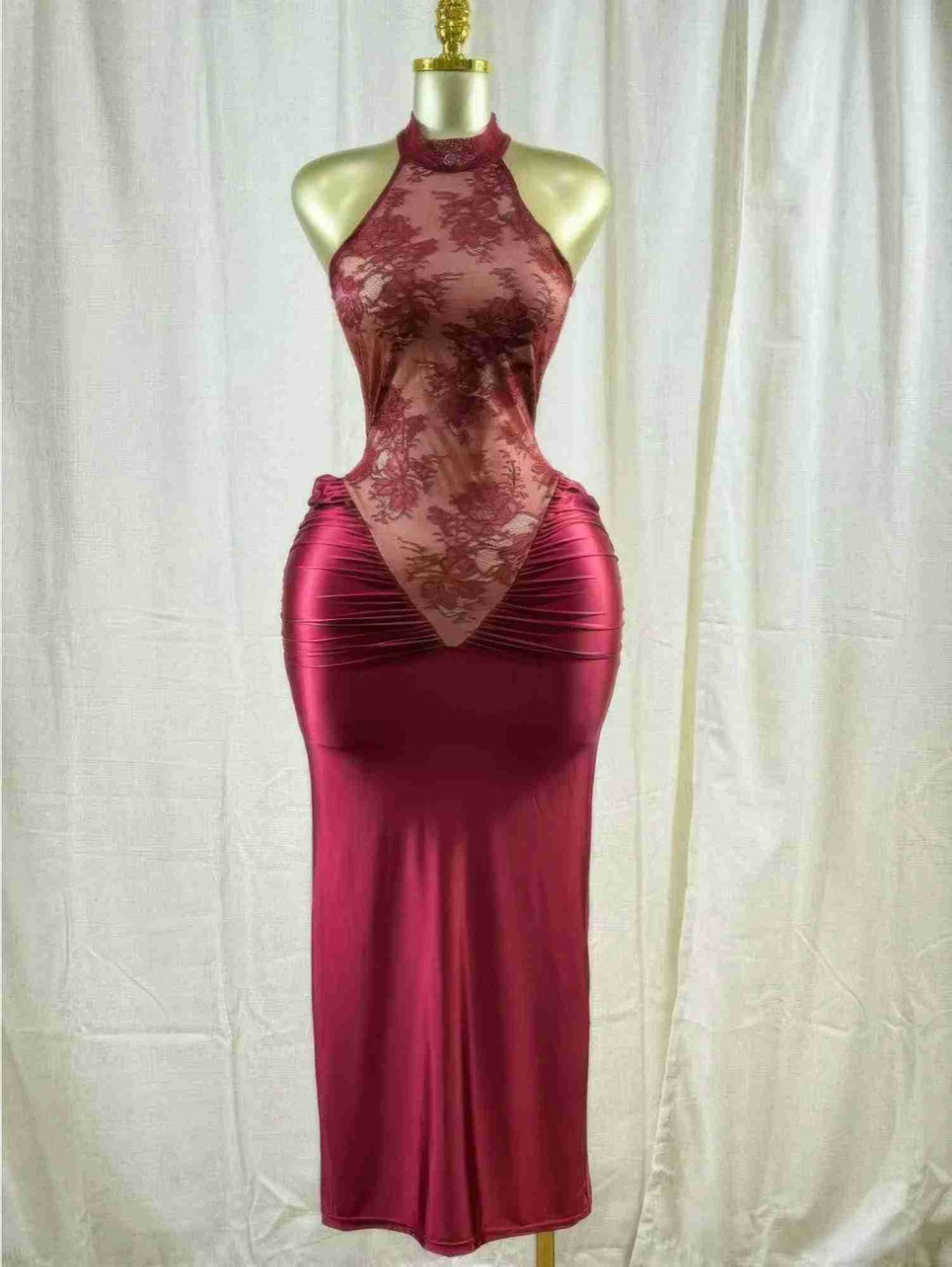 Robe midi cramoisi en dentelle florale, encolure haute, détail froncé au buste.