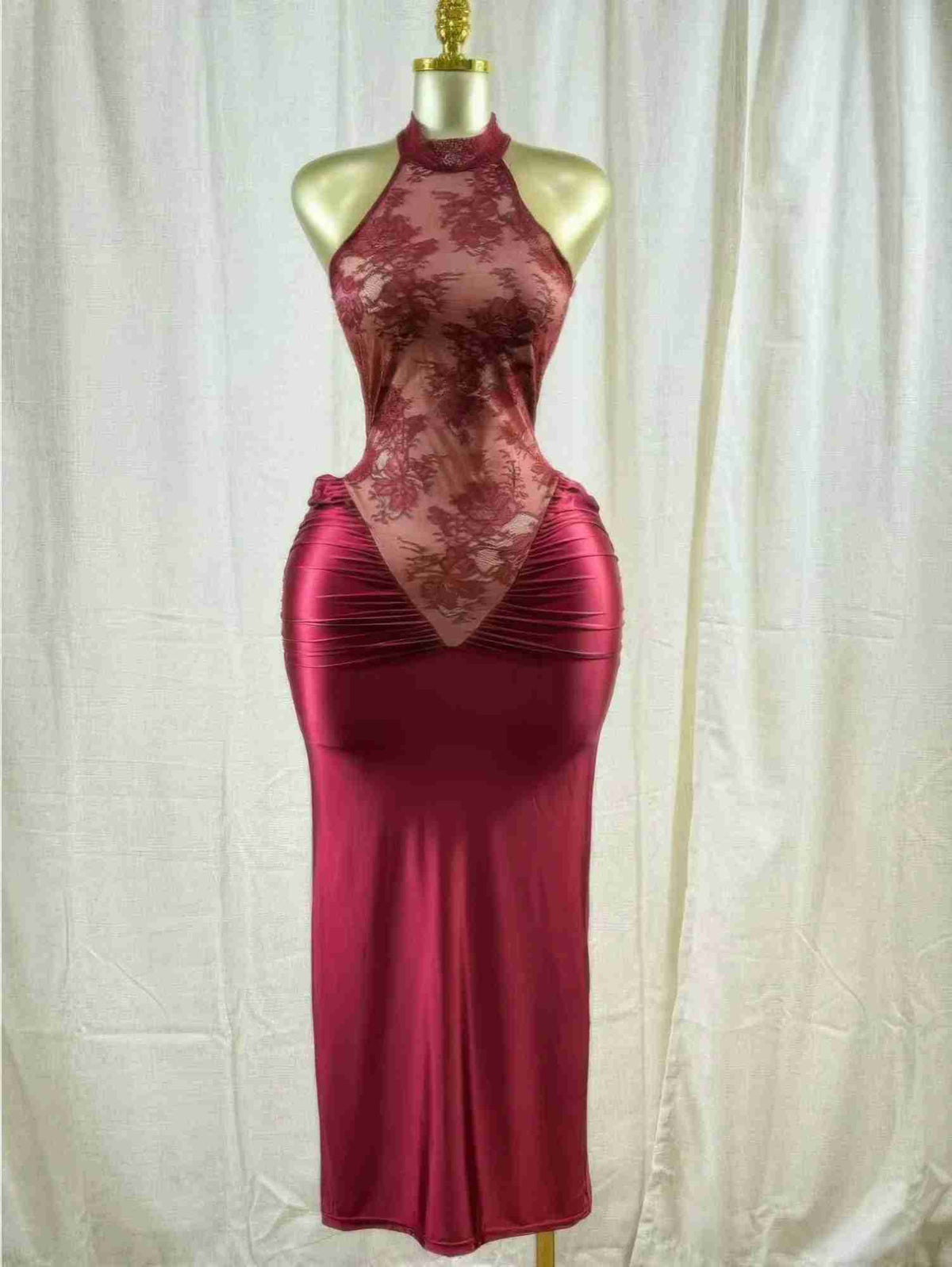 Robe midi cramoisi en dentelle florale, encolure haute, détail froncé au buste.