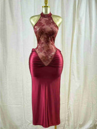 Robe midi cramoisi en dentelle florale, encolure haute, détail froncé au buste.