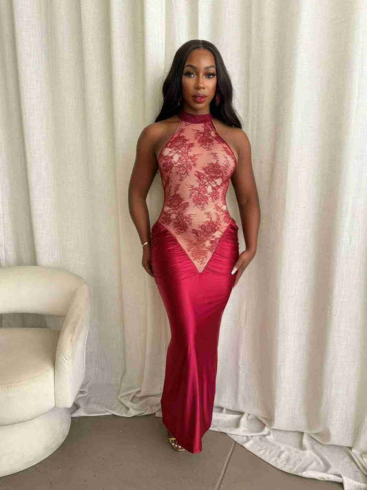 Robe midi cramoisi moulante avec empiècement dentelle florale et col montant haut