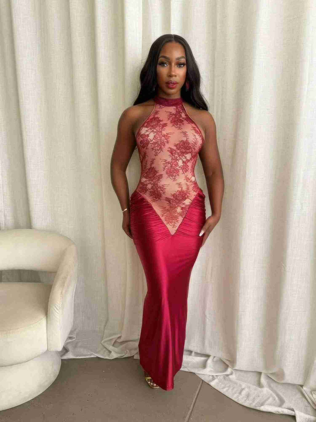 Robe midi cramoisi à dentelle florale, décolleté haut, coupe sablier.