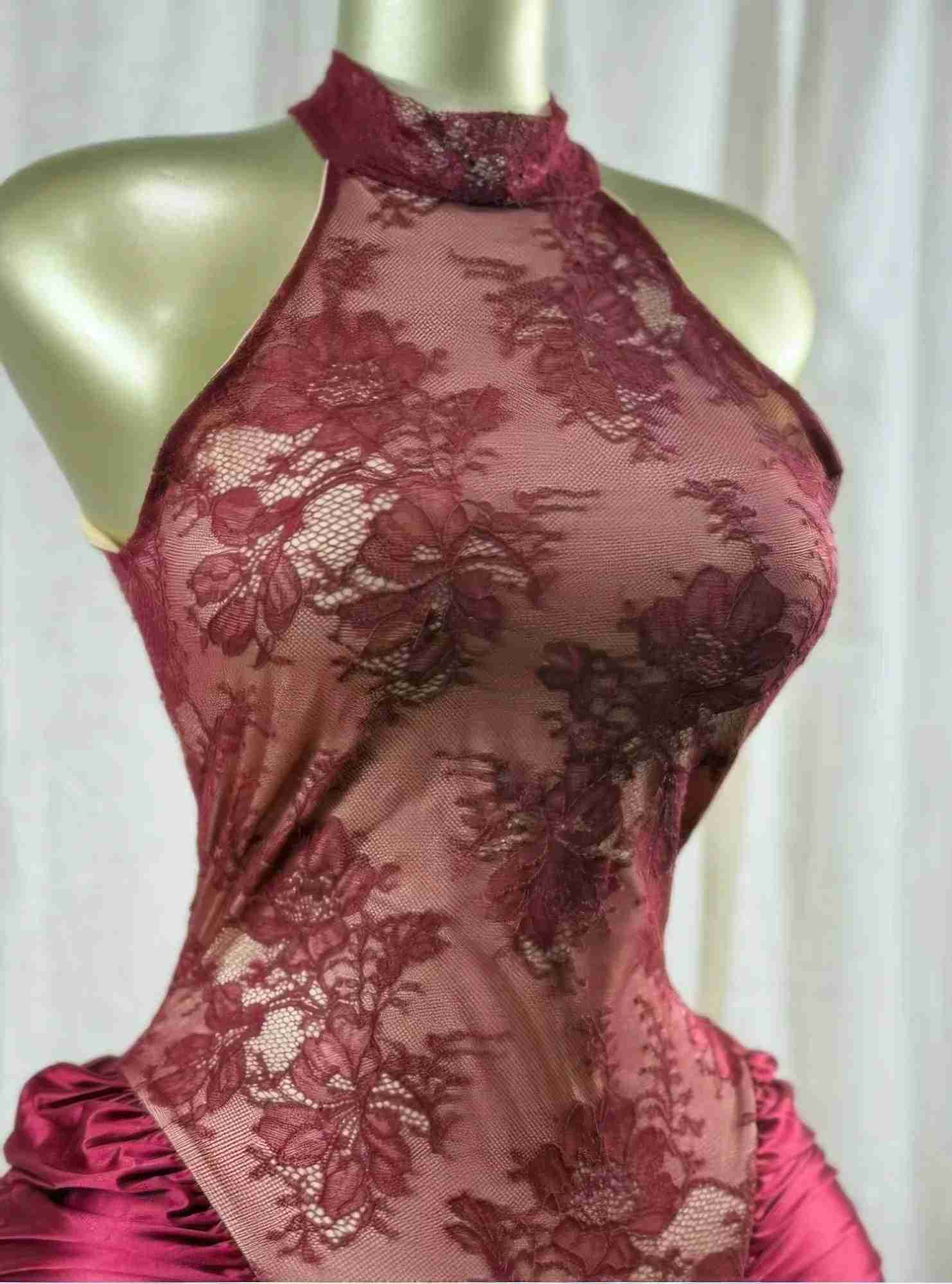 Haut de robe midi en dentelle florale cramoisi, col montant, manches invisibles.