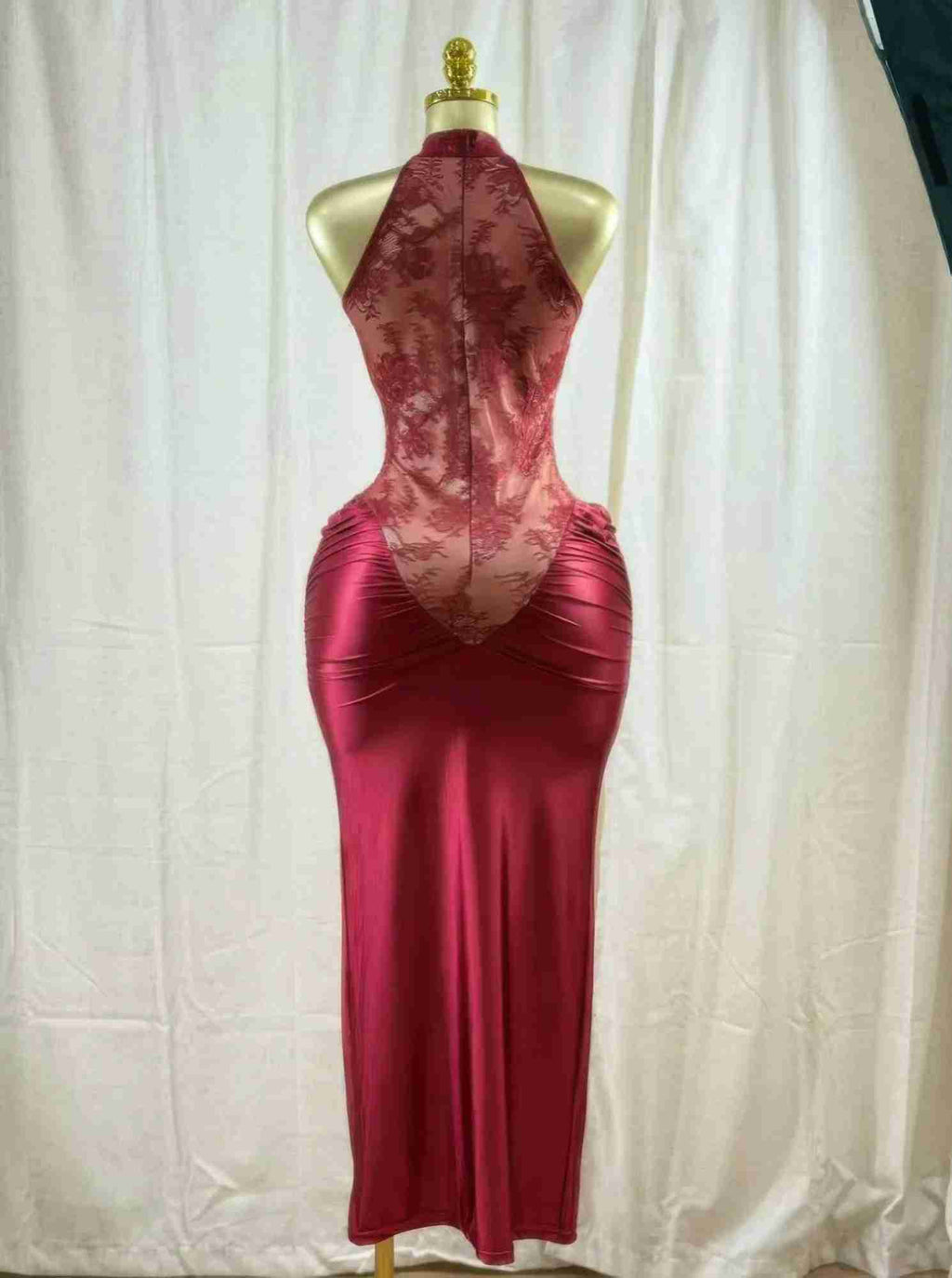 Robe midi cramoisi à dentelle florale, buste échancré, base lisse et fluide.