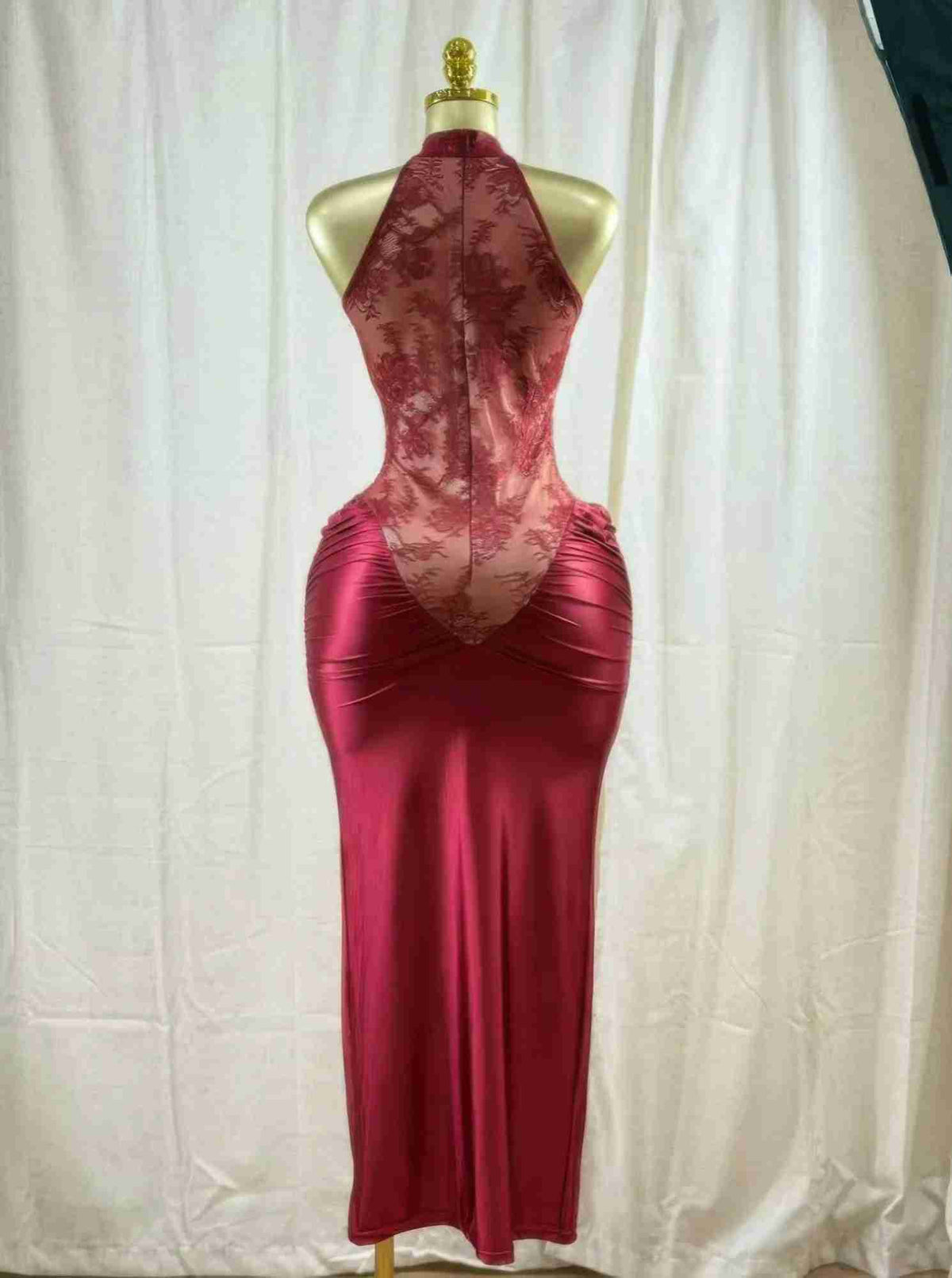 Robe midi cramoisi à dentelle florale, buste échancré, base lisse et fluide.
