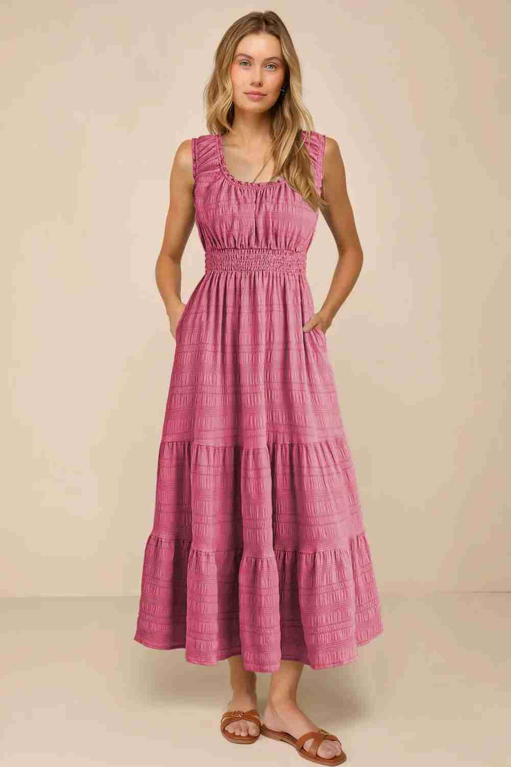 Robe midi rose sans manches col carré, fronces à la taille, jupe à volants.