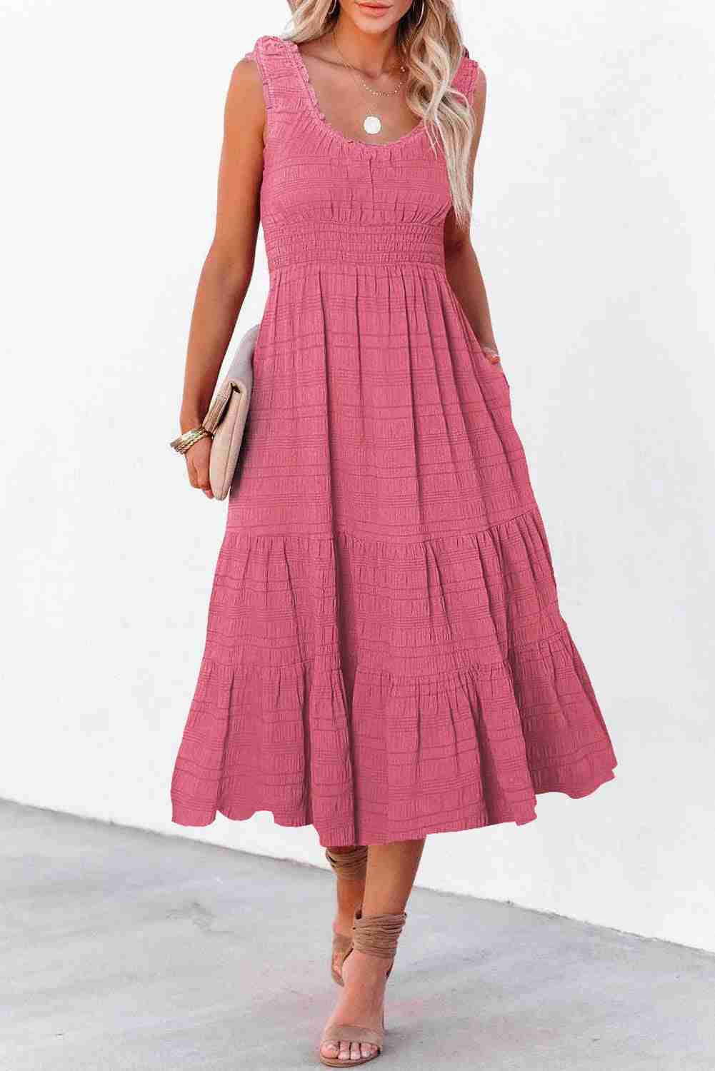 Robe midi rose sans manches col carré, fronces et plis, jupe évasée à volants.