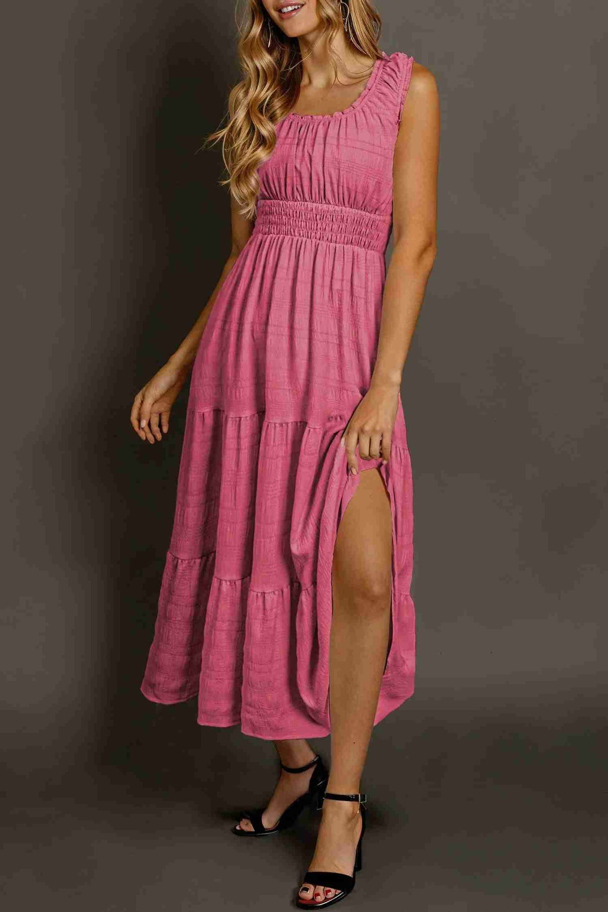 Robe midi rose sans manches à col carré, fronces à la taille et jupe à volants.