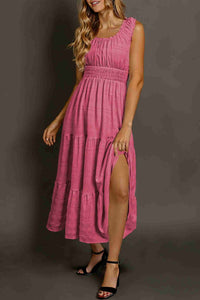 Robe midi rose sans manches à col carré, fronces à la taille et jupe à volants.