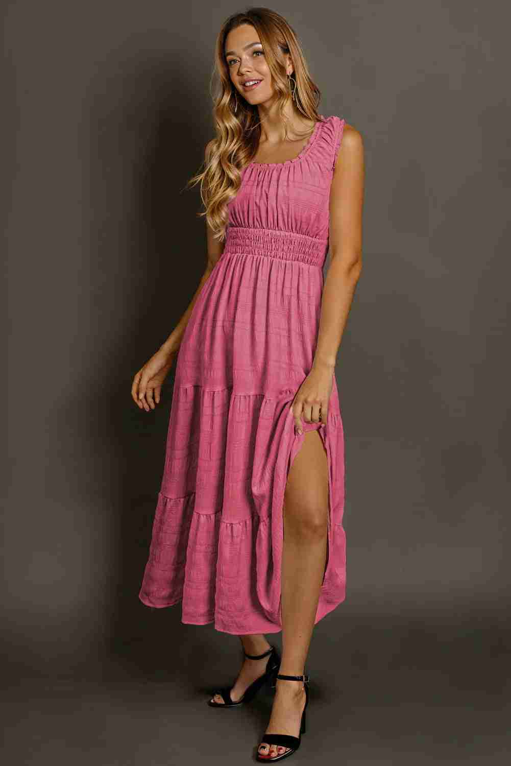 Robe midi rose froncée à la taille, col carré sans manches, jupe à volants avec fente.