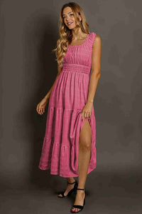 Robe midi rose froncée à la taille, col carré sans manches, jupe à volants avec fente.