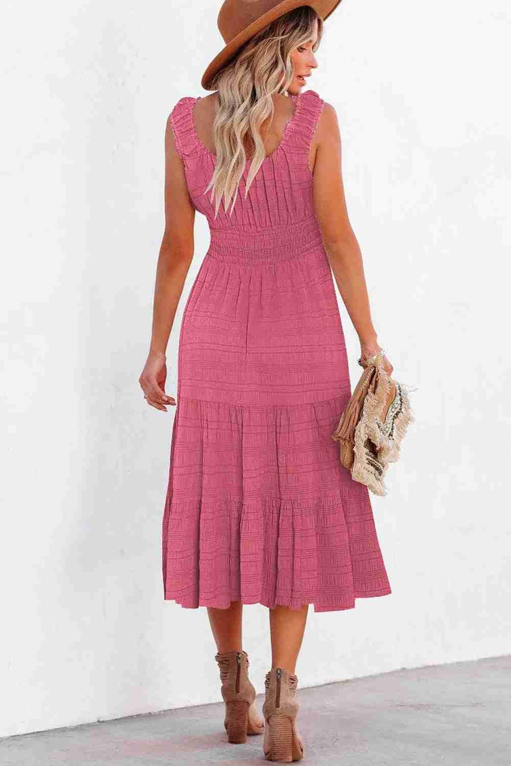 Robe midi rose sans manches col carré, fronces et plis, jupe volantée.