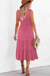 Robe midi rose sans manches col carré, fronces et plis, jupe volantée.
