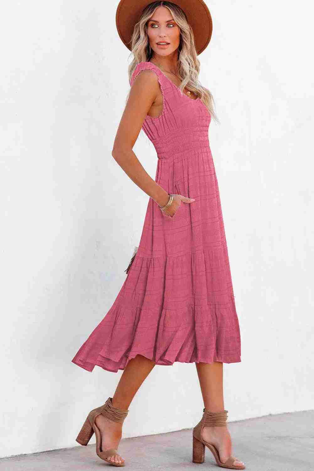 Robe midi rose sans manches col carré, fronces à la taille et ourlet volanté, fente.