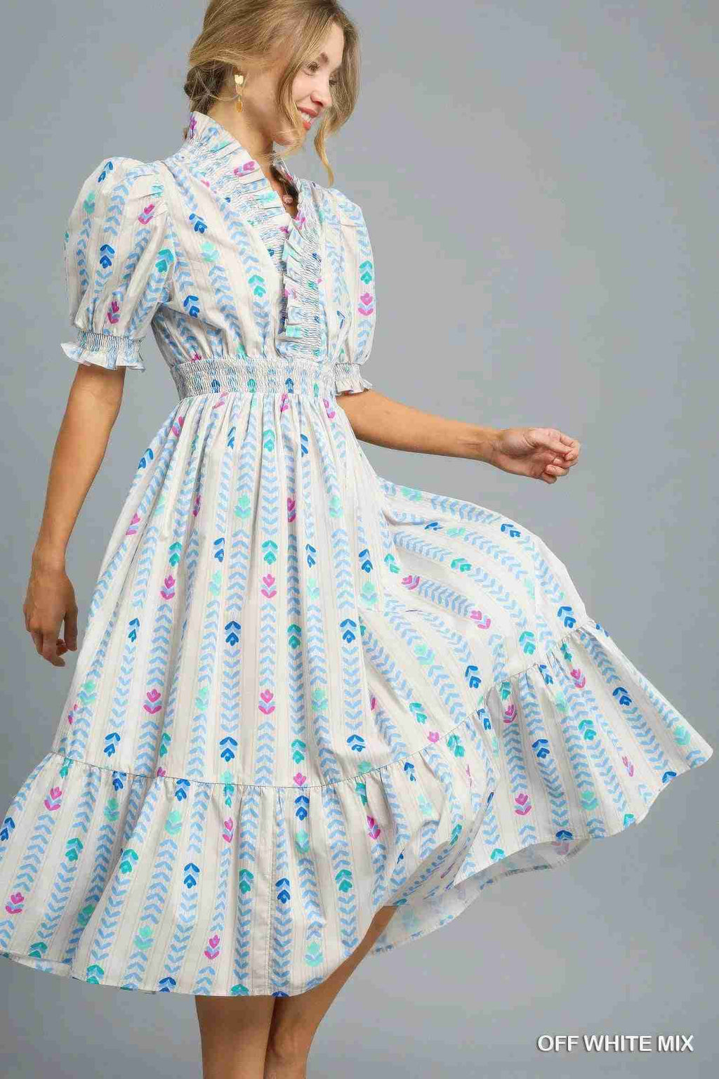 Robe midi smockée à volants, imprimé pastel, encolure boutonnée et manches bouffantes