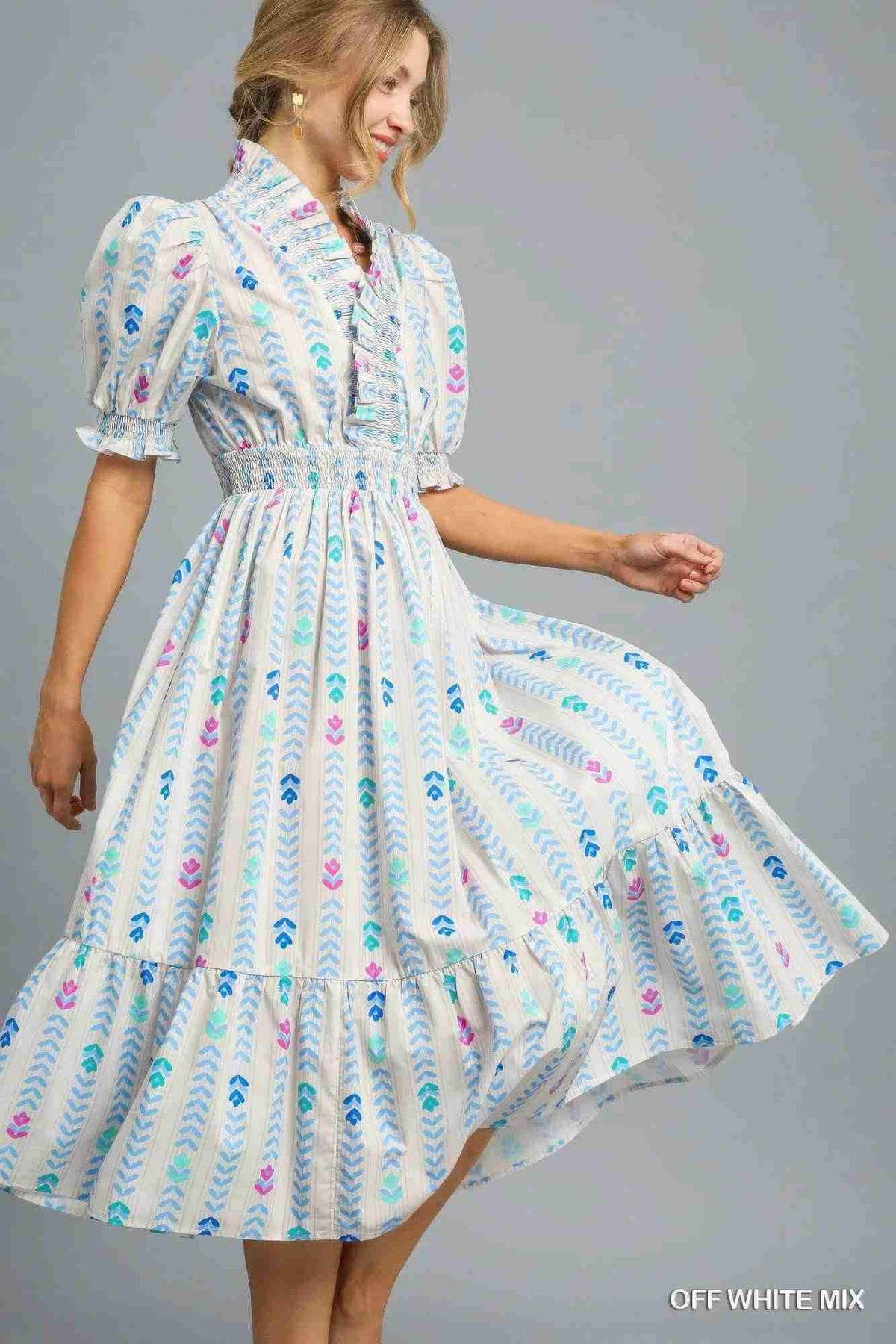 Robe midi smockée à volants, imprimé pastel, encolure boutonnée et manches bouffantes