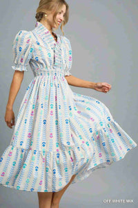 Robe midi smockée à volants, imprimé pastel, encolure boutonnée et manches bouffantes