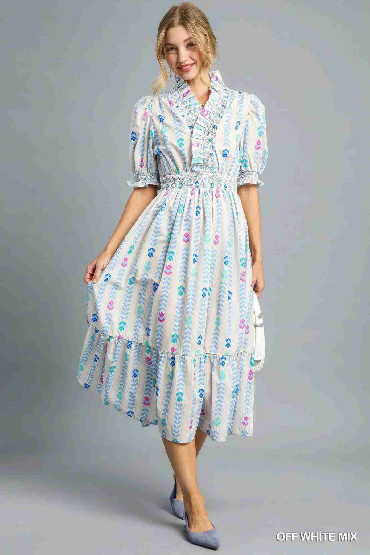 Robe midi smockée à volants, fond ivoire, imprimé pastel et manches bouffantes