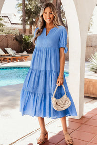Robe midi vichy texturée bleue, décolleté V, manches courtes nouées, étagée