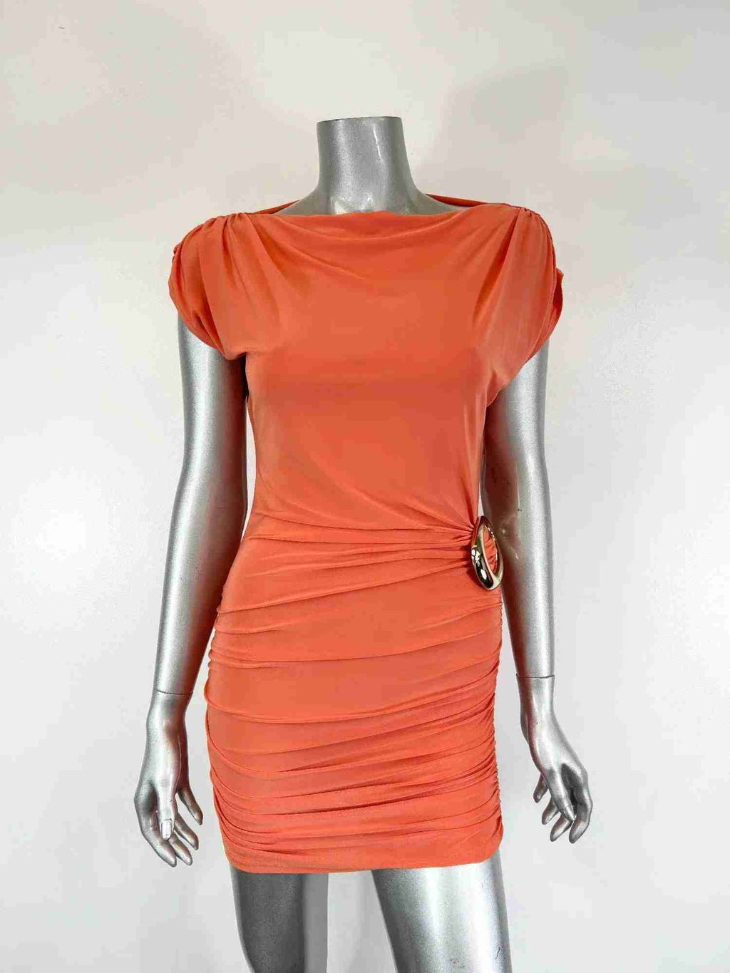 Robe mini moulante orange sur mannequin, col bateau et manches cap, fronces