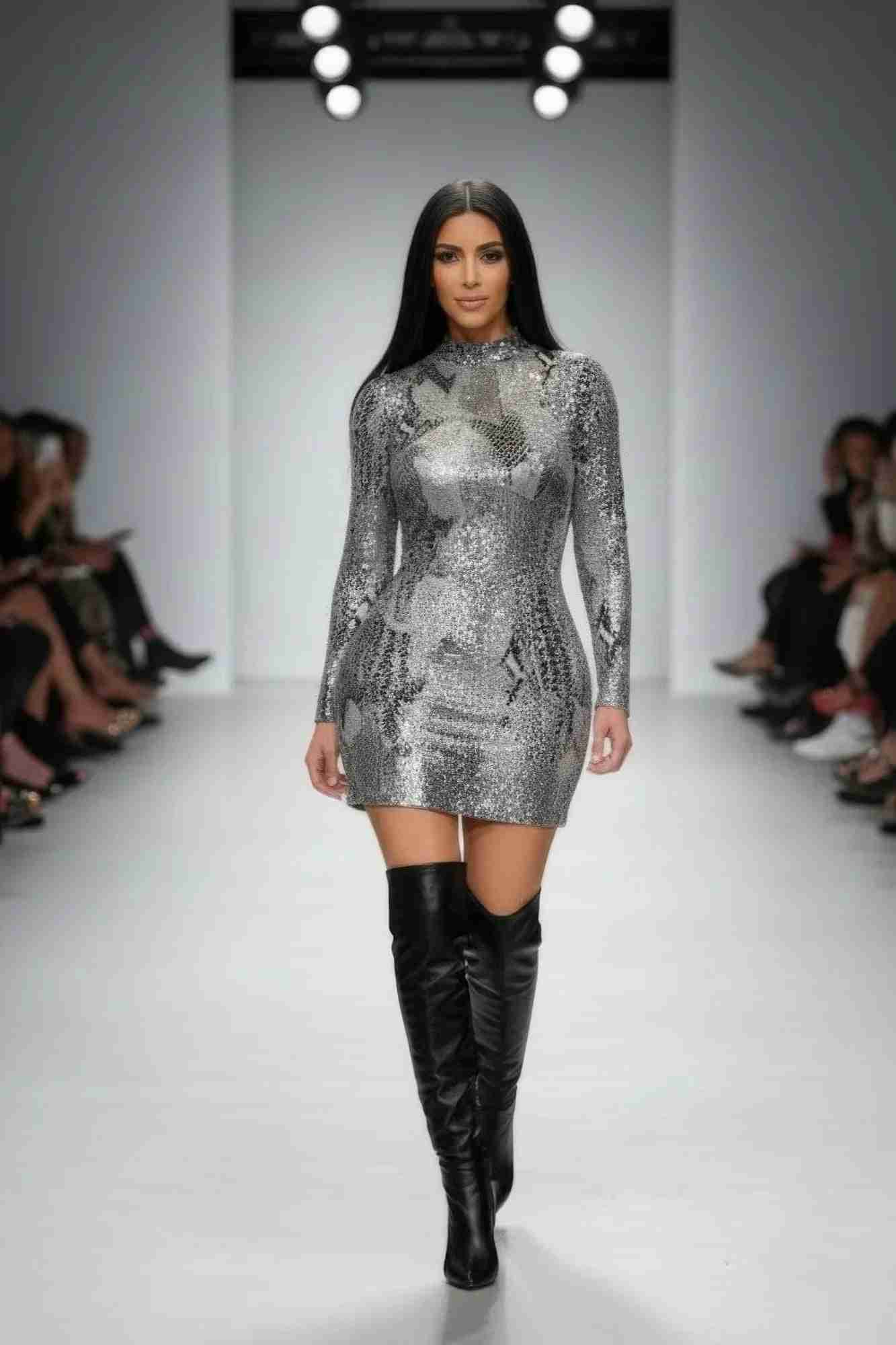 Robe Mini Bodycon Manches Longues Finition PU Serpent Argenté Femme Oléna-Fashion