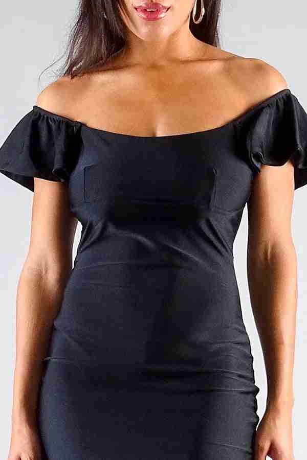 Robe mini noire à encolure carrée dénudant les épaules et manches volants