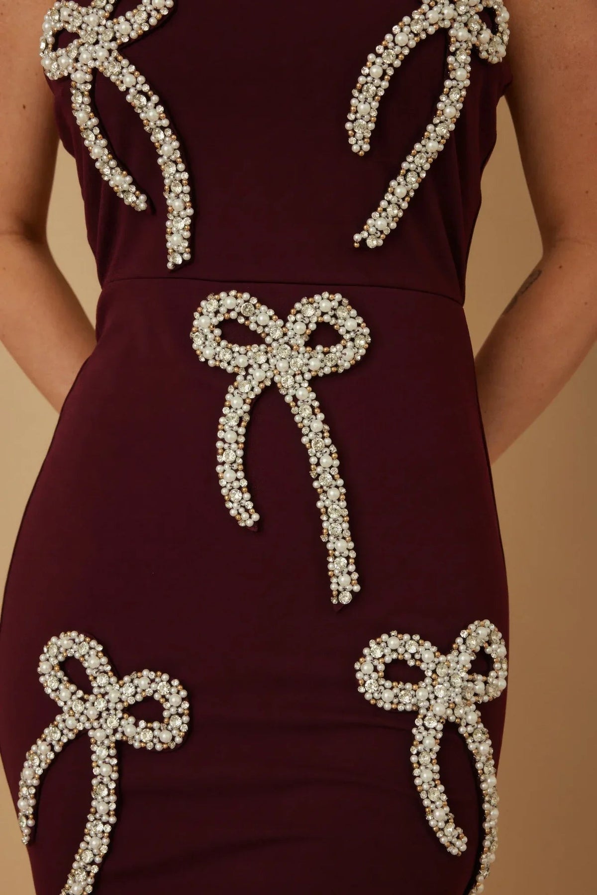 Robe mini bordeaux : gros nœud en perles et clous, rubans 3D décoratifs