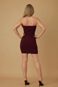 Robe mini bordeaux vue arrière, bustier sans bretelles et tissu ajusté