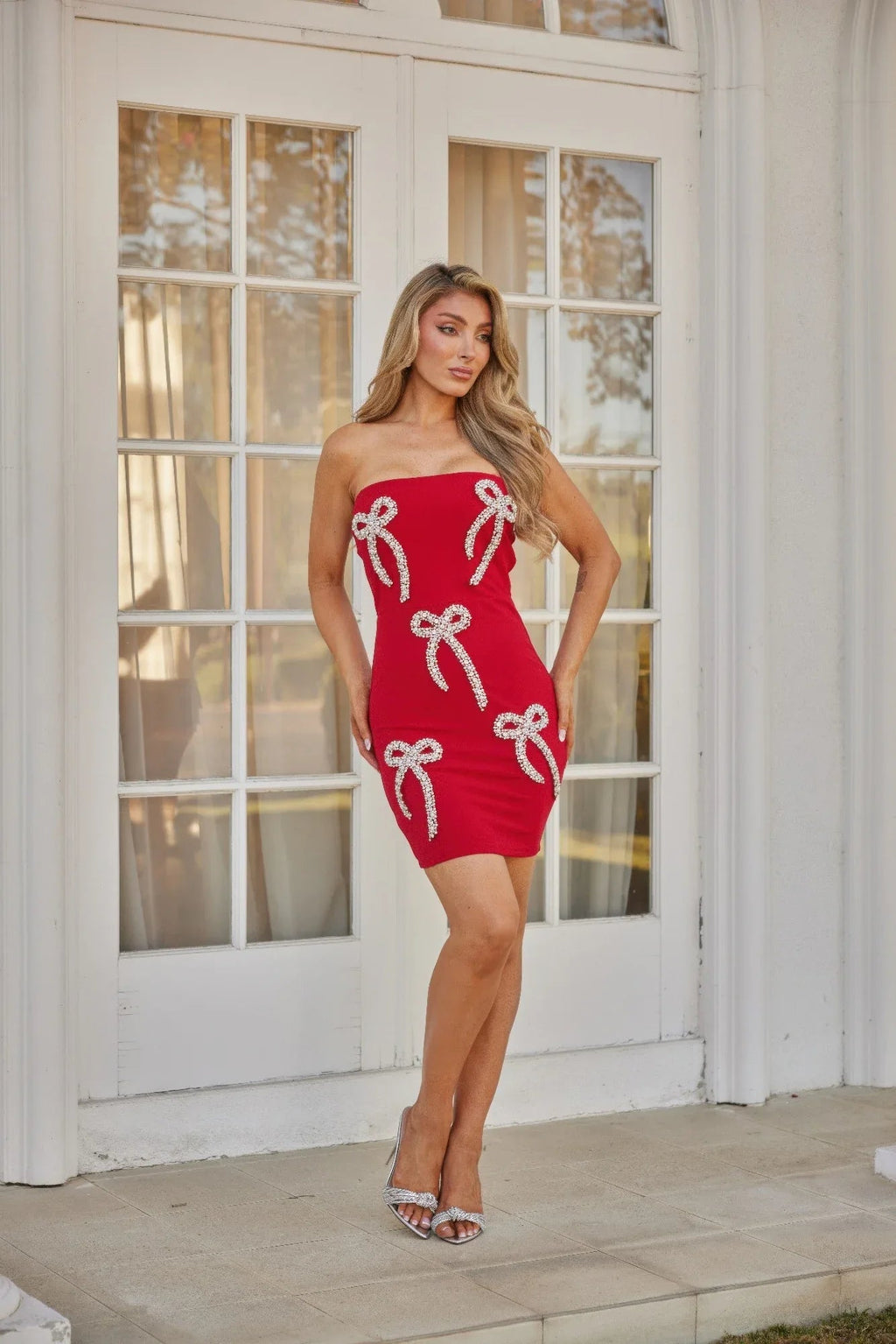 Robe mini bustier rouge avec nœuds en ruban 3D et ornements perlés et cloutés