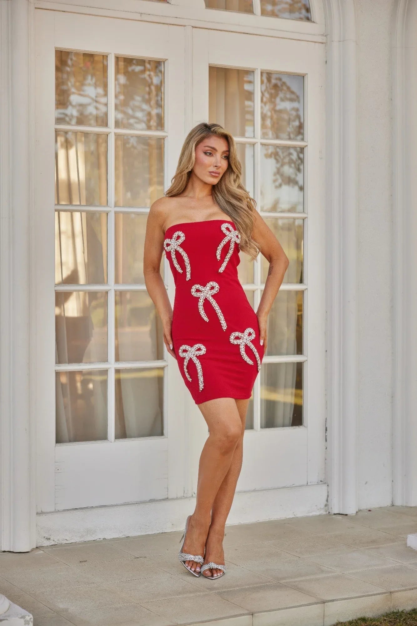 Robe mini bustier rouge avec nœuds en ruban 3D et ornements perlés et cloutés