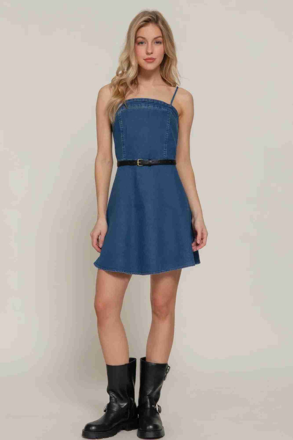 Robe mini cami en denim bleu foncé, ceinture à boucle, buste ajusté et jupe évasée.