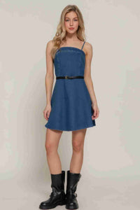 Robe mini cami en denim bleu foncé, ceinture à boucle, buste ajusté et jupe évasée.