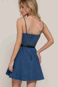 Robe mini en jean bleu foncé, bretelles fines au dos, ceinture à boucle, jupe évasée.