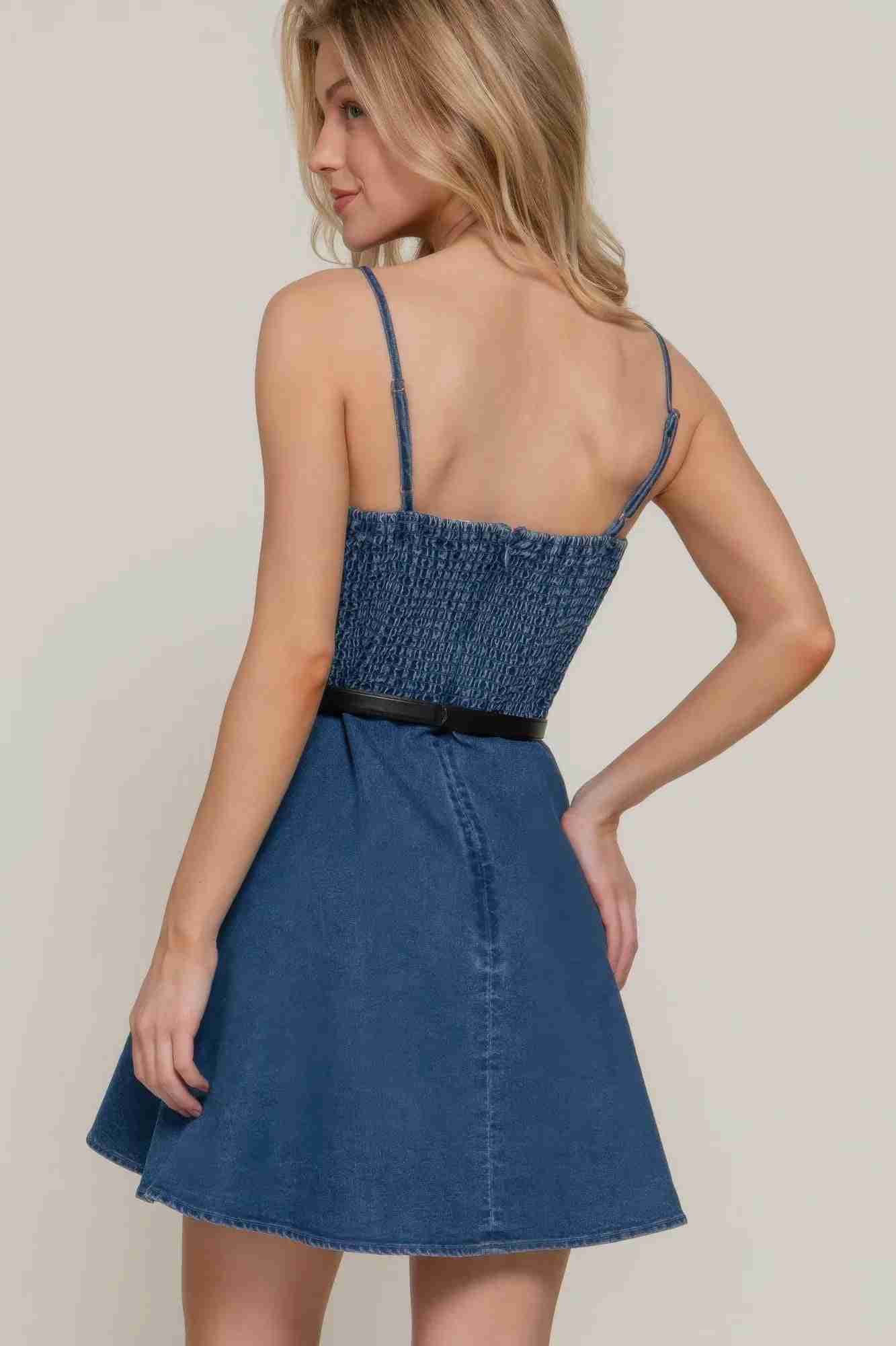 Robe mini en jean bleu foncé, bretelles fines au dos, ceinture à boucle, jupe évasée.
