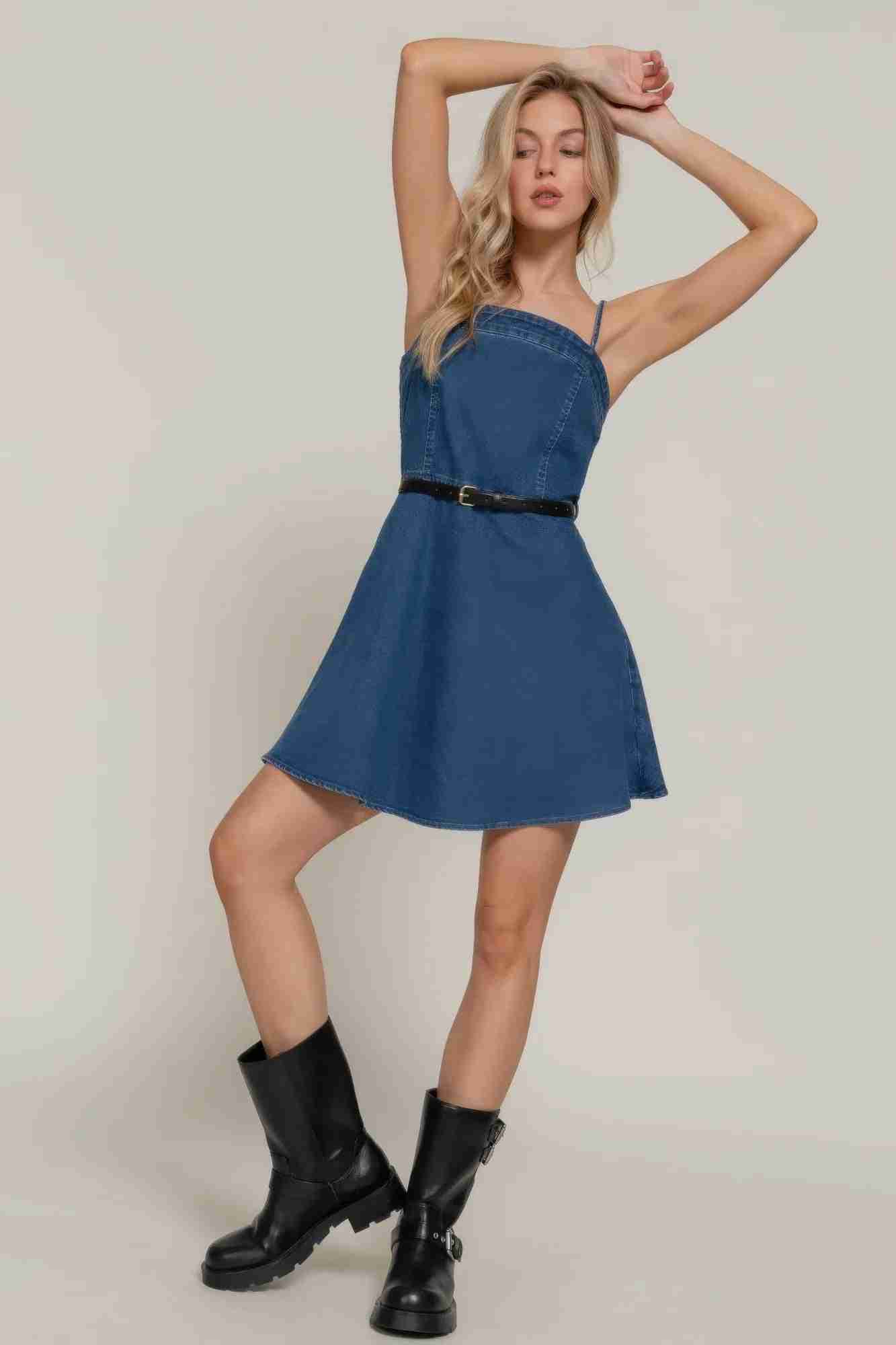 Robe mini en jean bleu foncé, bretelles fines, ceinture noire à boucle, jupe évasée.
