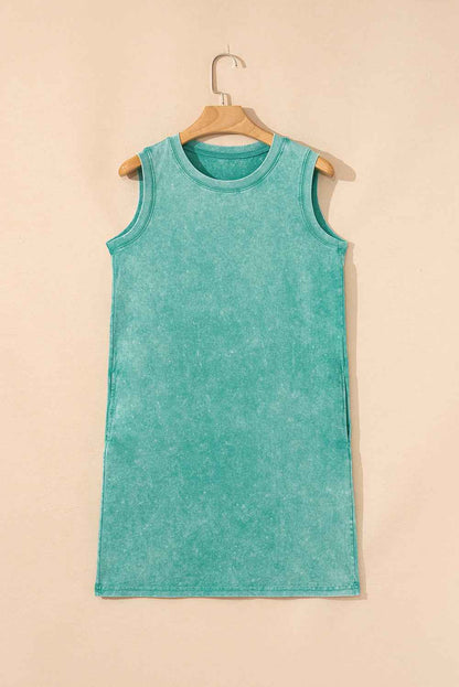 Robe mini verte sans manches sur cintre, encolure ronde, coupe droite
