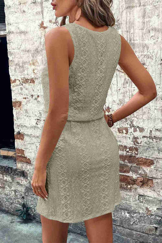 Robe mini sans manches vert clair en dentelle, dos droit et coupe ajustée