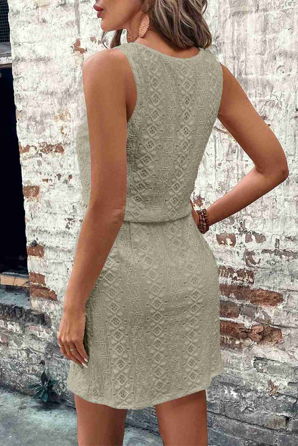 Robe mini sans manches vert clair en dentelle, dos droit et coupe ajustée