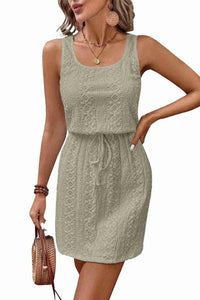 Robe mini sans manches vert clair en dentelle, encolure carrée et taille froncée