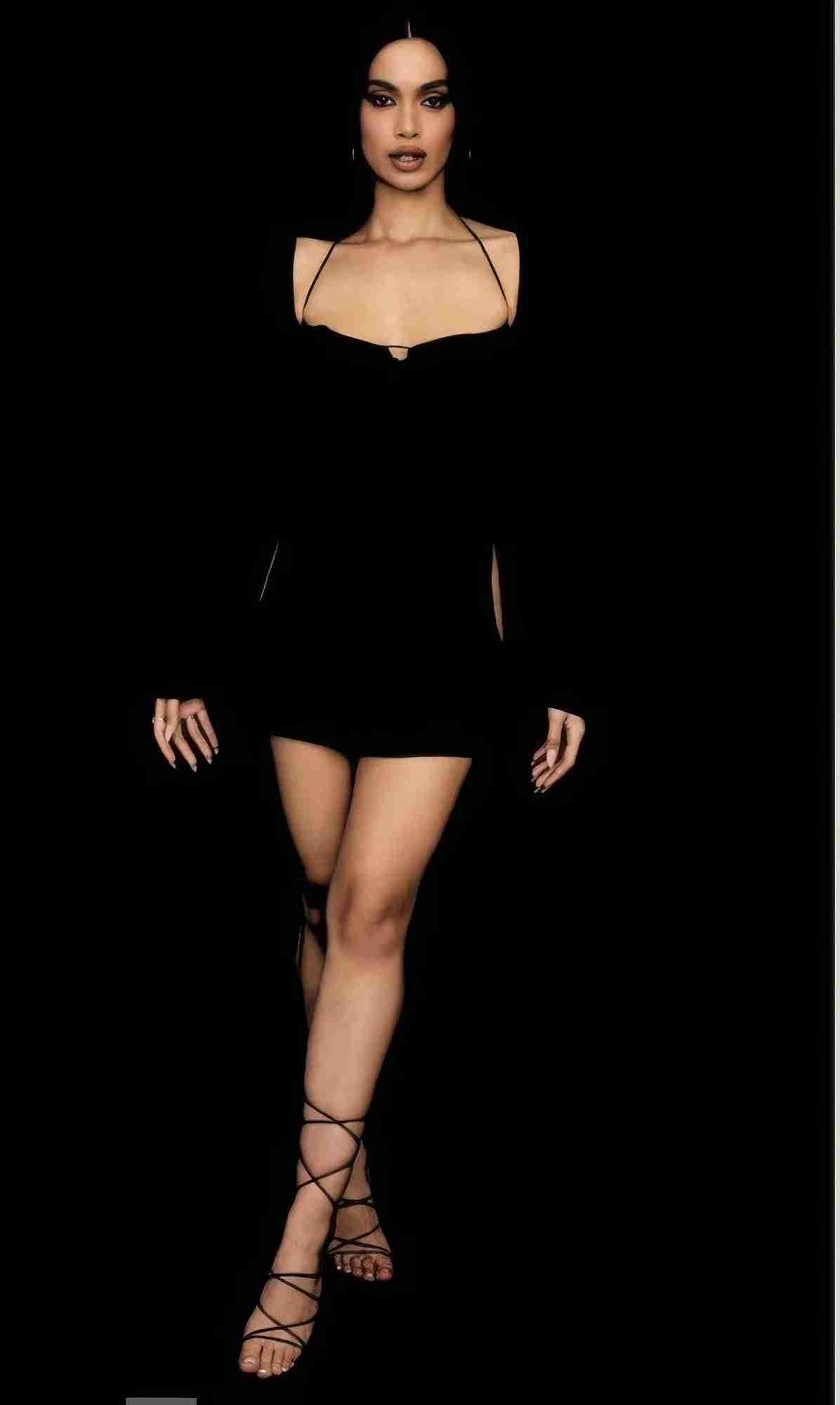 Robe Mini Halter Manches Évasées Découpées by CCWHOLESALECLOTHING
