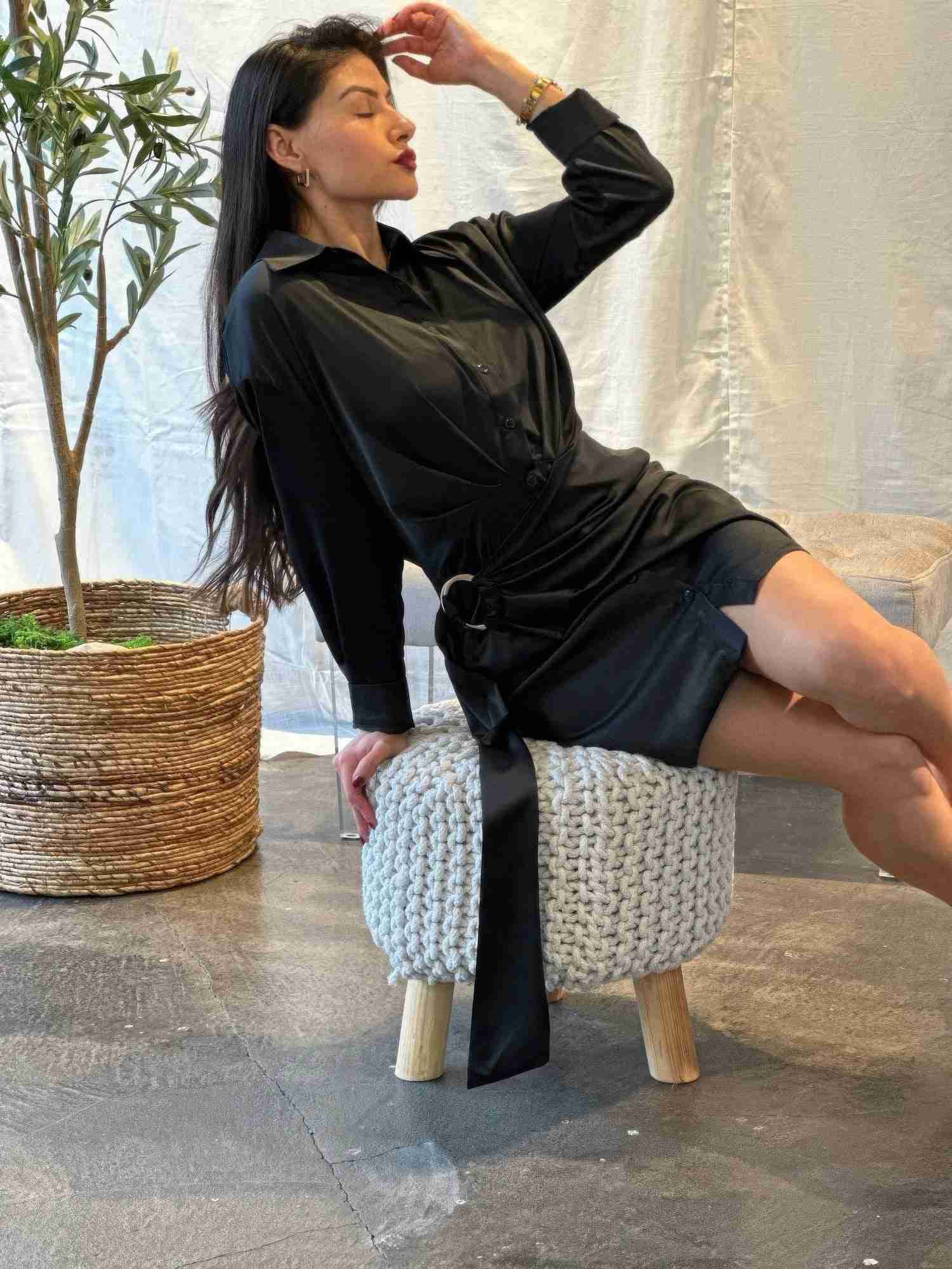 Robe Mini Satin Portefeuille Manches Longues Boutonnée - Noire by ACG LOS ANGELES