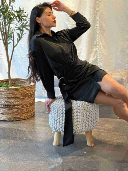 Robe Mini Satin Portefeuille Manches Longues Boutonnée - Noire by ACG LOS ANGELES