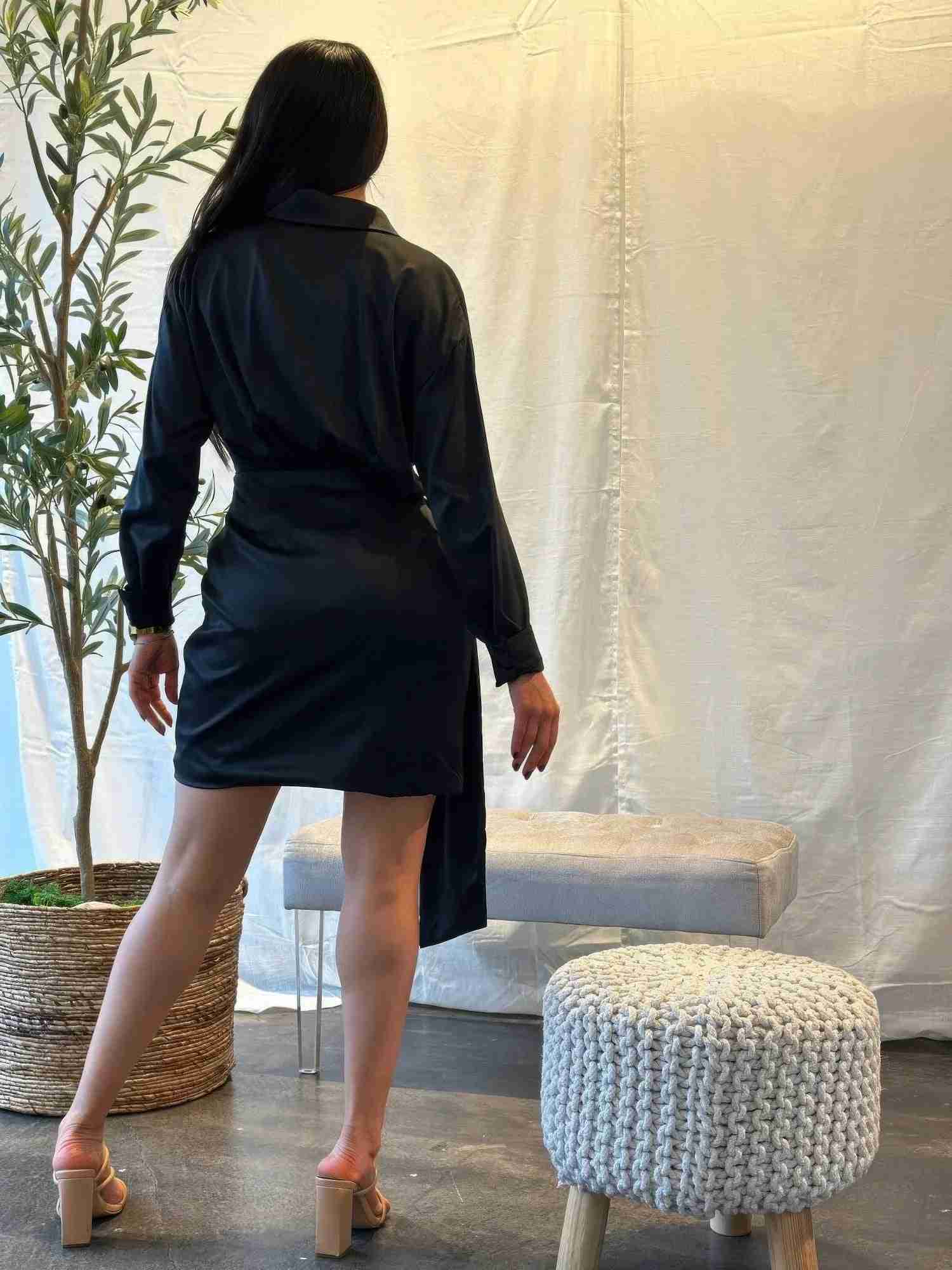 Robe Mini Satin Portefeuille Manches Longues Boutonnée - Noire by ACG LOS ANGELES