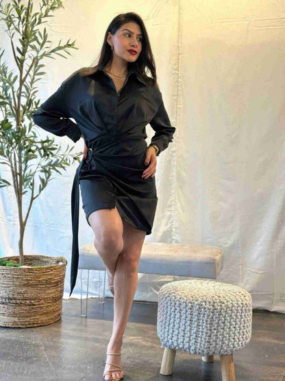 Robe Mini Satin Portefeuille Manches Longues Boutonnée - Noire by ACG LOS ANGELES