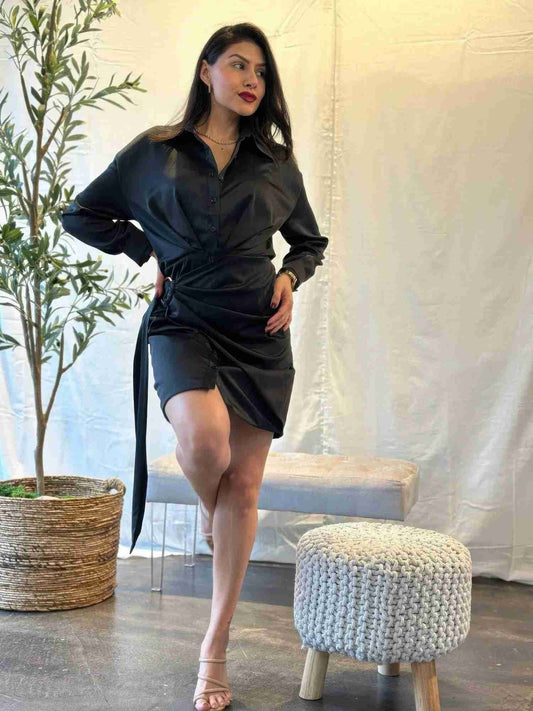 Robe Mini Satin Portefeuille Manches Longues Boutonnée - Noire by ACG LOS ANGELES