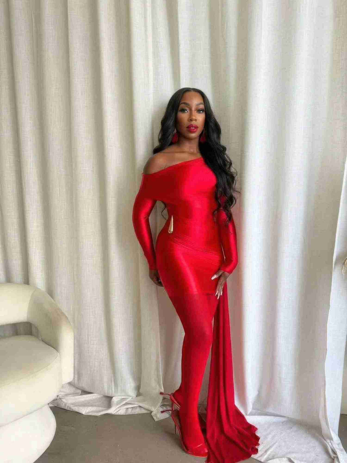 Robe mini en satin rouge à une épaule, drapé sur le buste, lien à la taille
