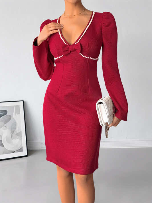 Robe moulante rouge à col V, liséré de perles et nœud – vue 1