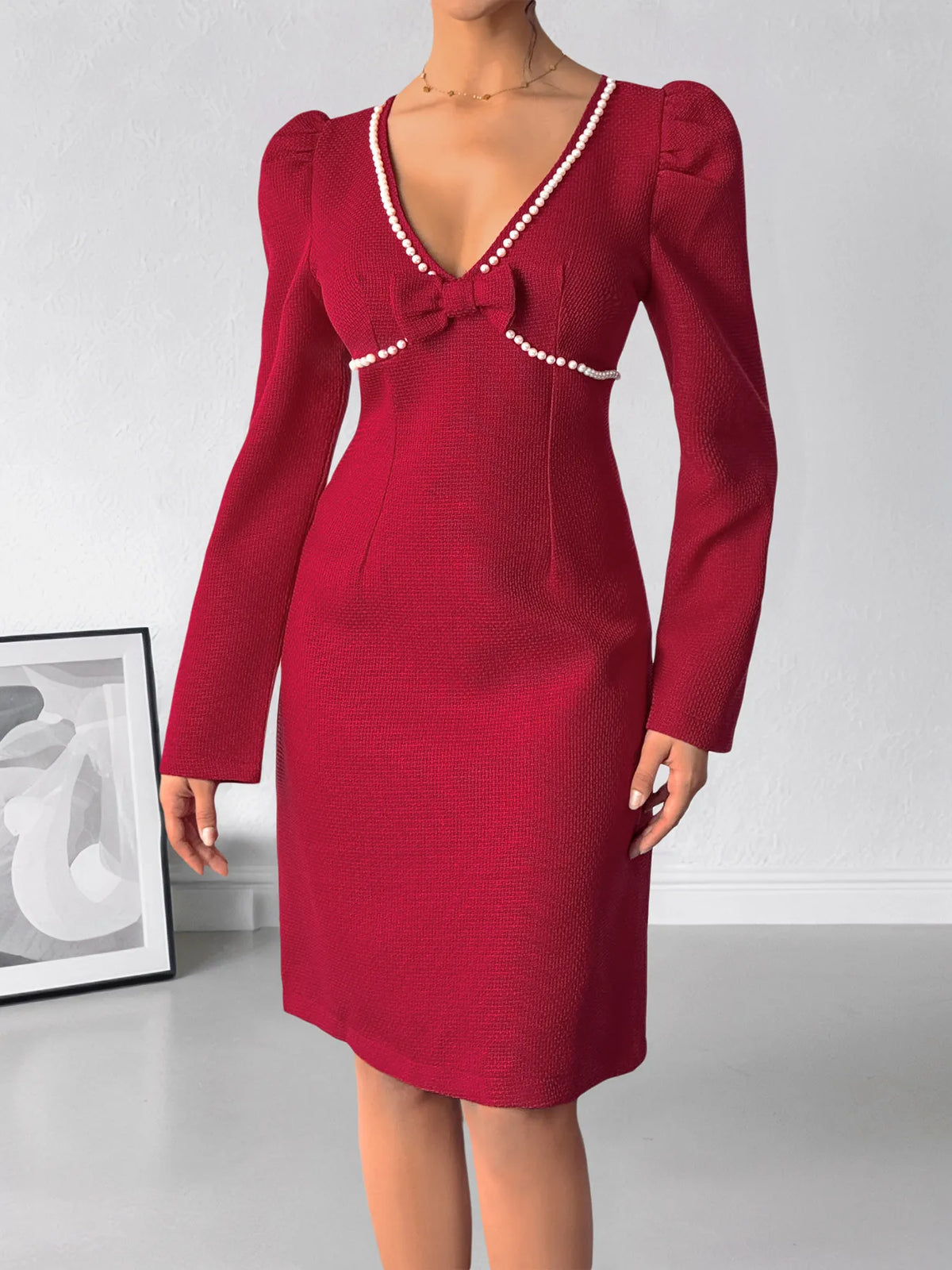 Robe moulante rouge à col V, liséré de perles et nœud – vue 2