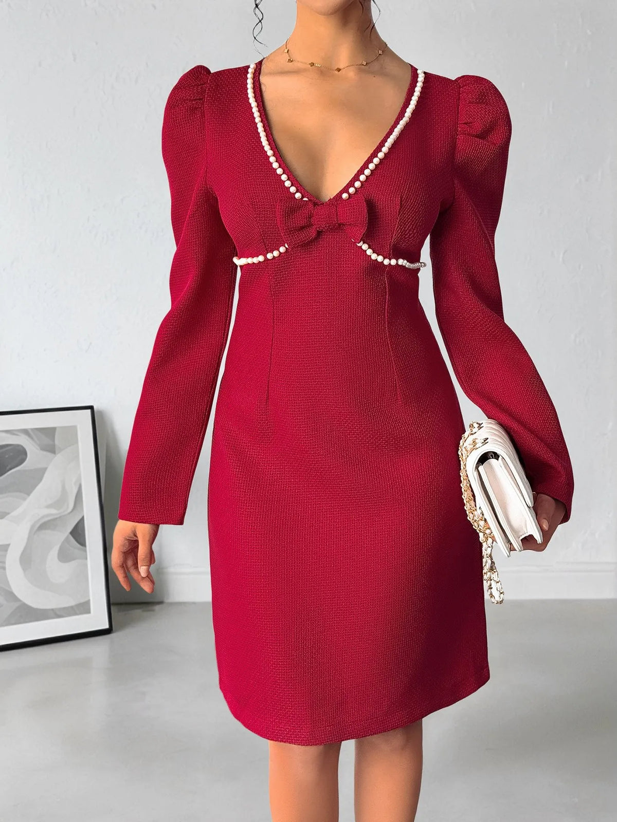 Robe moulante rouge à col V, liséré de perles et nœud – vue 3